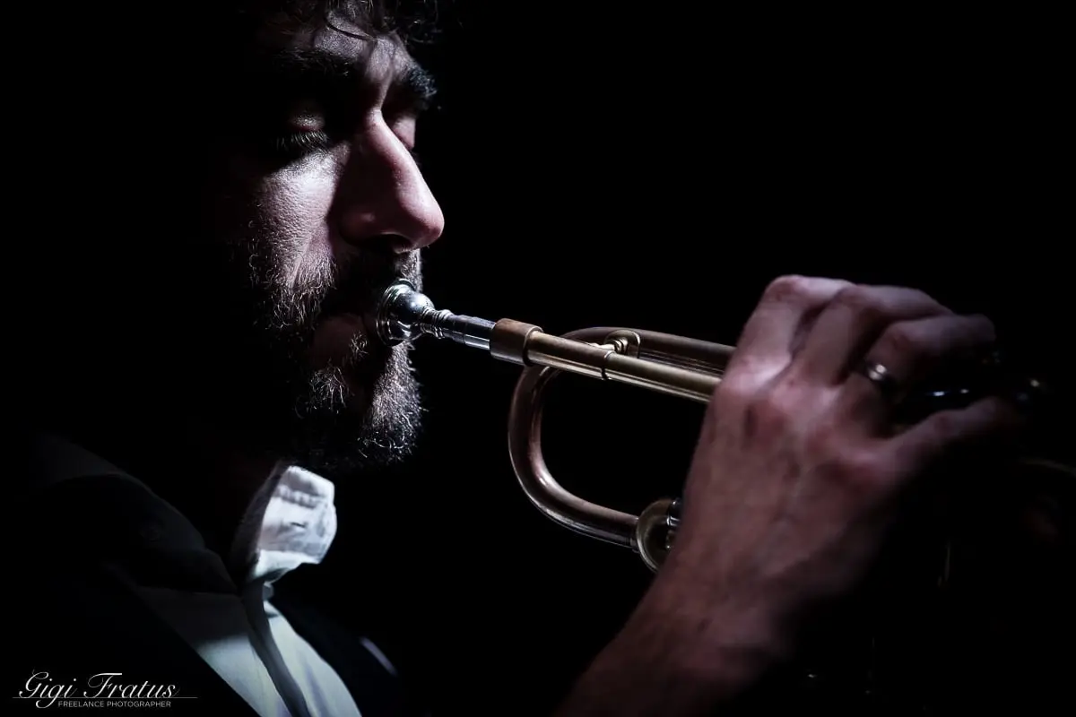 Dettaglio del trombettista durante il concerto
