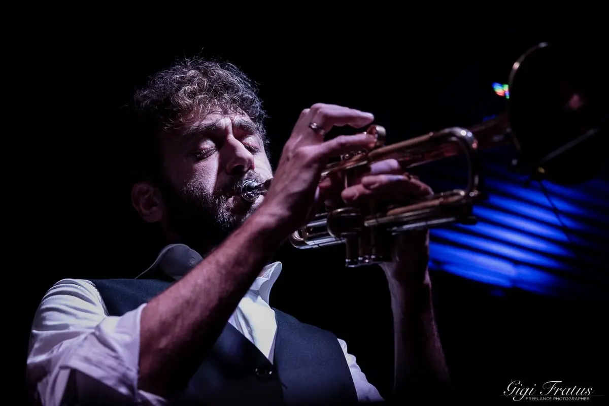 Alessandro Bottacchiari suona la tromba dal vivo